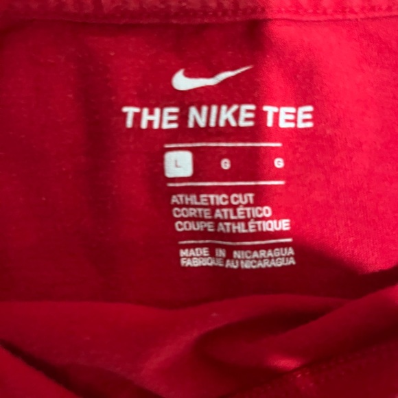 Large red Nike short sleeve shirt - Picture 2 of 3